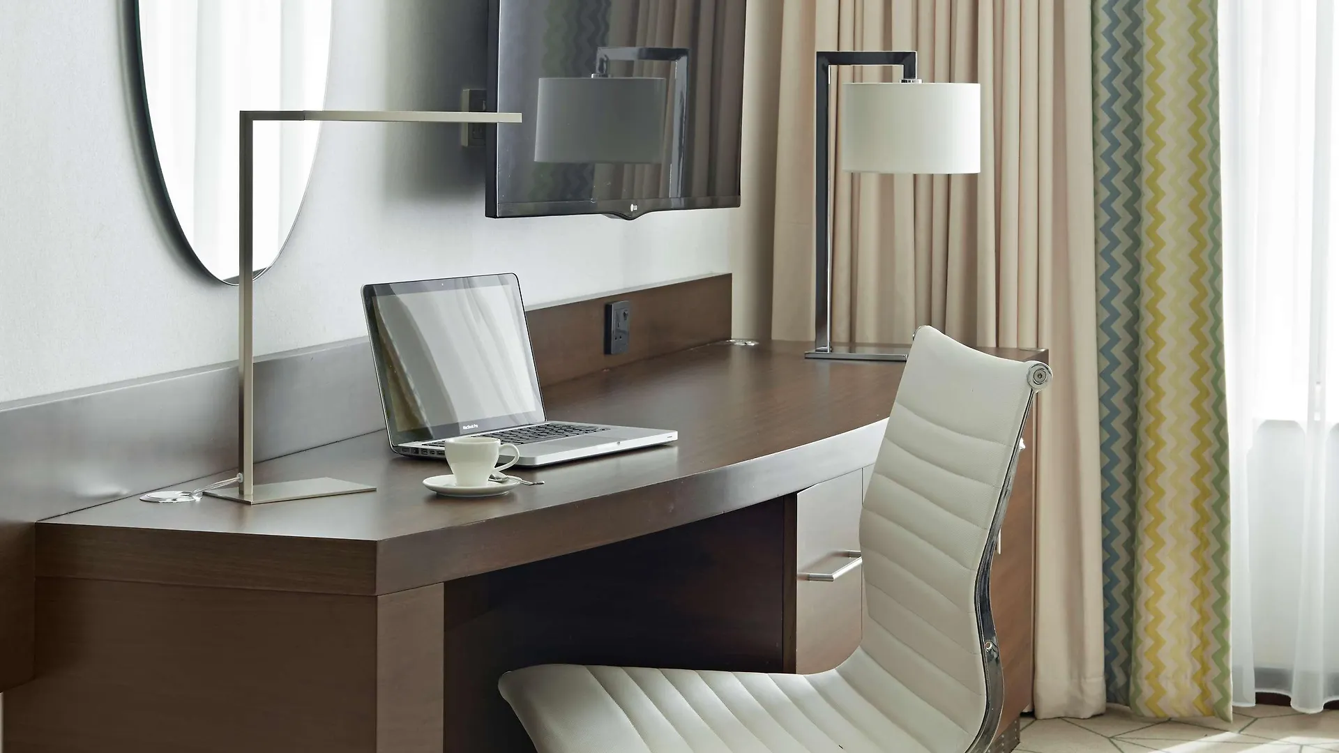 Hyatt Place Dubai Baniyas Square 4*,