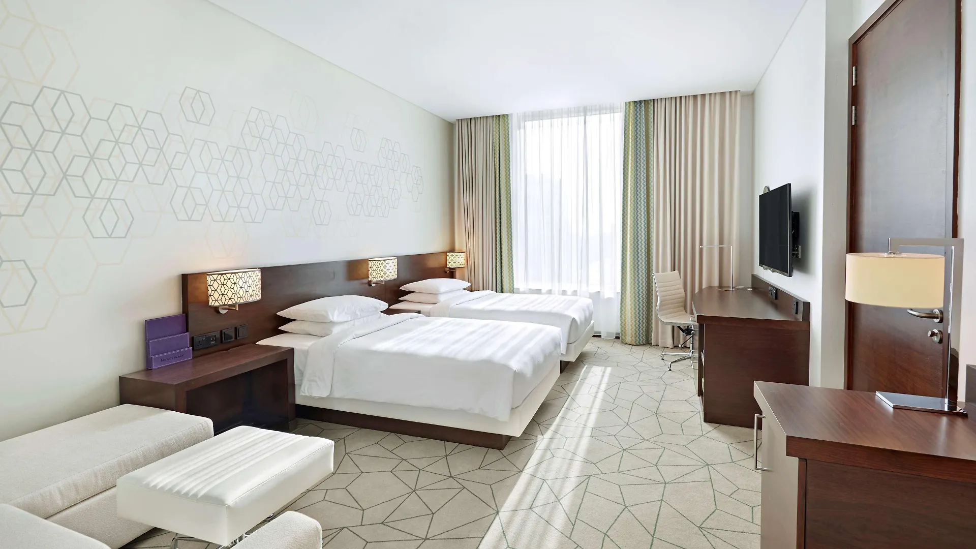 Hyatt Place Dubai Baniyas Square 4*,